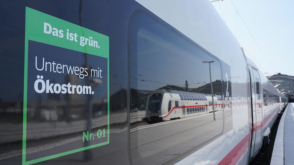 Außen auf einem ICE klebt ein Aufkleber mit der Aufschrift: Das ist grün. Unterwegs mit Ökostrom.